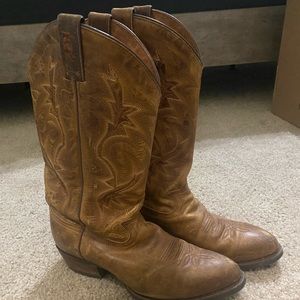 Tony Lama cowboy boots in good condition, size 11